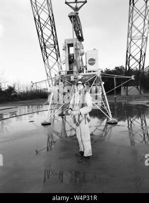 Neil Armstrong steht mit Ausrüstung an der Mondlandung Forschungseinrichtung (LLRF) am Langley Research Center, Hampton, Virginia, 12. Februar 1969. Mit freundlicher Genehmigung der Nationalen Luft- und Raumfahrtbehörde (NASA). () Stockfoto