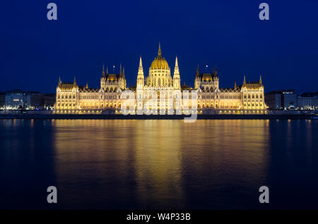 Beleuchtete Budapest Ungarisches Parlament in der Nacht in der Donau wider. Stockfoto