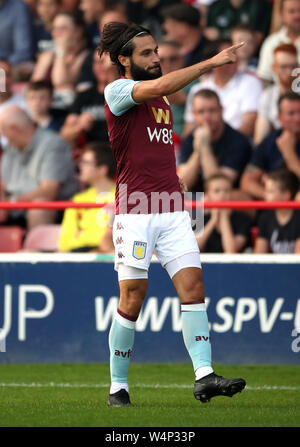 Aston Villa Jota feiert zählen seine Seiten viertes Ziel des Spiels während der Vorsaison Freundschaftsspiel am Ufer des Stadion, Walsall. Stockfoto