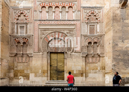 Tür des Geistes Santo auf der westlichen Fassade der Moschee von Córdoba von al-HAKAM II. Stockfoto