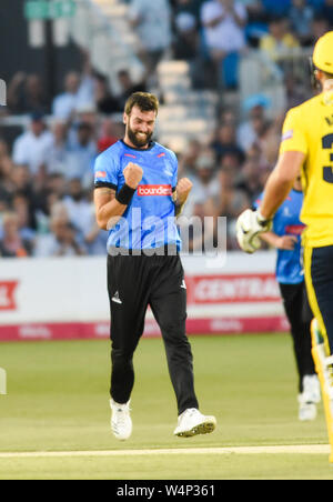 Hove, Sussex UK 24. Juli 2019 - Sussex Haie bowler Reece Topley Ansprüche den Wicket von aneurin Donald LBW von Hampshire das erste von drei Wickets in einem während der Vitalität Blast T20 Gruppe Süd Übereinstimmung zwischen Sussex Haie und Hampshire an der 1. zentralen County Boden in Hove. Foto: Simon Dack/Alamy leben Nachrichten Stockfoto