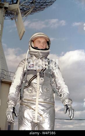 H-Astronaut John Glenn Jr steht in seinem silbernen Quecksilber spacesuit während Pre-flight Training Aktivitäten in Cape Canaveral, Brevard County, Florida, 27. Februar 1964. Mit freundlicher Genehmigung der Nationalen Luft- und Raumfahrtbehörde (NASA). () Stockfoto