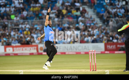 Hove, Sussex UK 24. Juli 2019 - Sussex Haie bowler Reece Topley Ansprüche den Wicket von aneurin Donald LBW von Hampshire das erste von drei Wickets in einem während der Vitalität Blast T20 Gruppe Süd Übereinstimmung zwischen Sussex Haie und Hampshire an der 1. zentralen County Boden in Hove. Foto: Simon Dack/Alamy leben Nachrichten Stockfoto