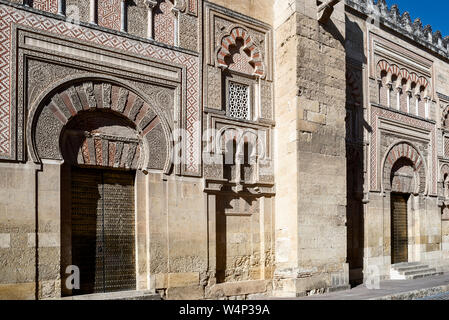 Puerta de San Juan und Puerta del Baptisterio an der Wand der Mezquita in Cordoba, Andalusien, Spanien Stockfoto