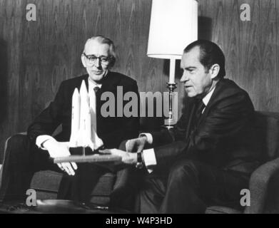 Präsident Richard M Nixon und Dr. James C Fletcher die vorgeschlagenen Space Shuttle Fahrzeug in San Clemente, Kalifornien, 5. Januar 1972 zu diskutieren. Mit freundlicher Genehmigung der Nationalen Luft- und Raumfahrtbehörde (NASA). () Stockfoto