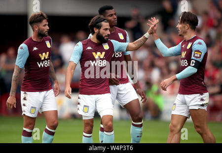 Aston Villa Jota (Mitte) feiert zählen seine Seiten zweites Ziel des Spiels während der Vorsaison Freundschaftsspiel am Ufer des Stadion, Walsall. Stockfoto