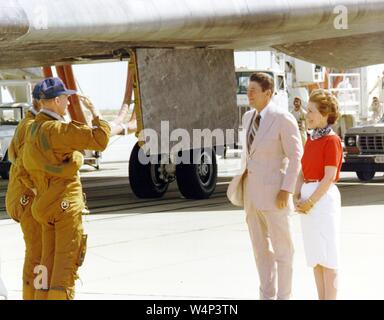 Columbia Space Shuttle Astronauten Kommandant Thomas K Mattingly und Pilot Henry W Hartsfield salutierte Präsident Ronald Reagan und seine Frau Nancy Reagan, 1982. Mit freundlicher Genehmigung der Nationalen Luft- und Raumfahrtbehörde (NASA). () Stockfoto