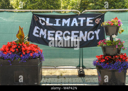 CARDIFF, WALES - Juli 2019: "Notfall"-Banner auf einem Zaun in Cardiff als Teil des Klimawandels Protest vom Aussterben Rebellion Stockfoto