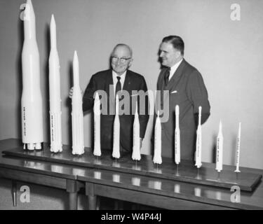 NASA-Administrator James E Webb präsentiert eine Sammlung von Rakete Modelle zu Präsident Harry S Truman während der Präsidentschaftswahlen Besuch des neu eröffneten NASA-Hauptquartier in Washington, District of Columbia, 3. November 1961. Mit freundlicher Genehmigung der Nationalen Luft- und Raumfahrtbehörde (NASA). () Stockfoto