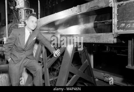 John V Becker posiert vor der 11-Zoll Hyperschall Tunnel am Langley Research Center, Hampton, Virginia, 1950. Mit freundlicher Genehmigung der Nationalen Luft- und Raumfahrtbehörde (NASA). () Stockfoto