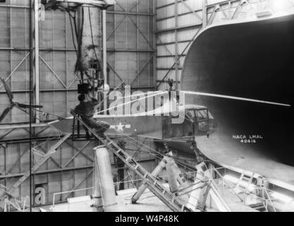 Die NASA-Techniker richtet die Kamera auf der Langley Sikorsky YR-4B/HNS-1 Hubschrauber in den 30 x 60 maßstäblichen Tunnel am Langley Research Center, Hampton, Virginia, 19. Oktober 1944. Mit freundlicher Genehmigung der Nationalen Luft- und Raumfahrtbehörde (NASA). () Stockfoto
