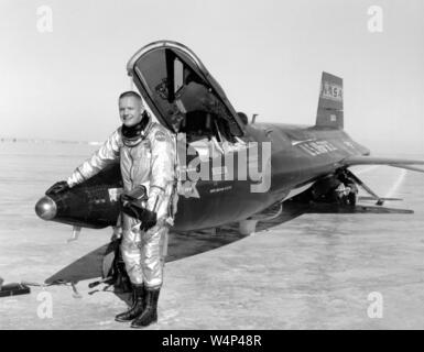 Dryden pilot Neil Armstrong stellt neben dem X-15 Ship 1 Rakete angetriebene Luftfahrzeuge nach einer Forschung Flug, 30. November 1959. Mit freundlicher Genehmigung der Nationalen Luft- und Raumfahrtbehörde (NASA). () Stockfoto