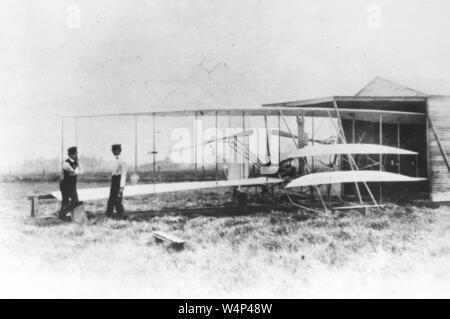 Die Brüder Wilbur und Orville Wright mit dem Flyer II an Huffman Prairie, außerhalb von Dayton, Ohio, Mai, 1904. Mit freundlicher Genehmigung der Nationalen Luft- und Raumfahrtbehörde (NASA). () Stockfoto