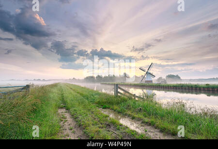 Schönen Morgen über charmante Mühle am Fluss, Holland Stockfoto