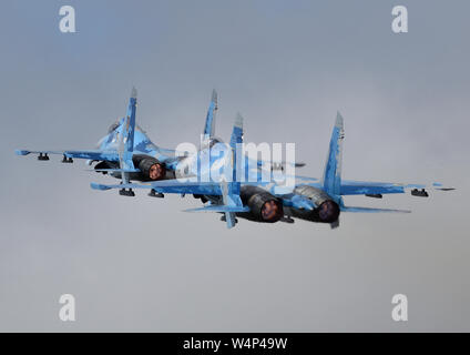 2 SU 27 Flankers der Ukrainischen Luftwaffe Abfahrt RAF Fairford nach Erscheinen an der Royal International Air Tattoo 2019 Stockfoto