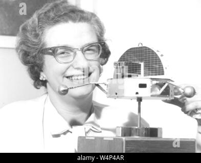 Dr. Nancy Roman mit einem Modell des Orbiting solar Observatory (OSO), ein amerikanischer Astronom aus Nashville, Tennessee, 1962. Mit freundlicher Genehmigung der Nationalen Luft- und Raumfahrtbehörde (NASA). () Stockfoto