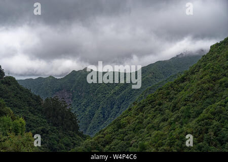 Bewaldete Berge gegen bewölkten Himmel. Blick vom Aussichtspunkt Balcoes in Ribeiro Frio auf der portugiesischen Insel Madeira Stockfoto