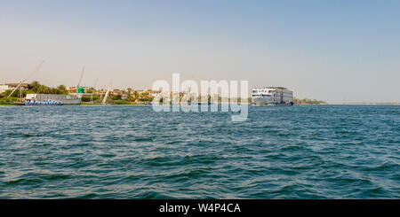 Luxor, Ägypten - 16. April 2019: Kreuzfahrt auf Nil, Fluss Kreuzfahrt ist ein komfortables, luxuriöses Hotel im Stil Art, Luxor, Ägypten Stockfoto