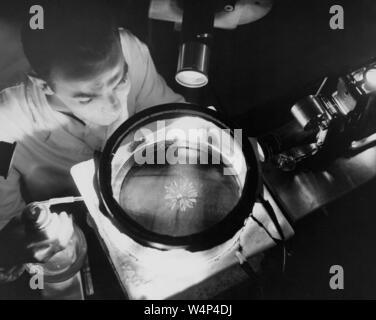 NACA Physiker Studien Alpha Strahlung in einem kontinuierlichen nebelkammer bei Lewis Research Center, Cleveland, Ohio, 12. September 1957. Mit freundlicher Genehmigung der Nationalen Luft- und Raumfahrtbehörde (NASA). () Stockfoto