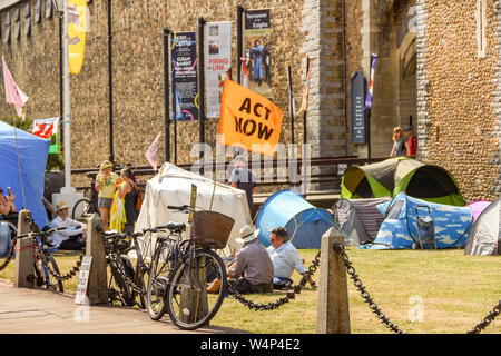 CARDIFF, WALES - Juli 2019: 'Jetzt' Flag in Cardiff City Centre in einem Klima Emergency Protest vom Aussterben Rebellion. Stockfoto