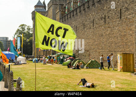 CARDIFF, WALES - Juli 2019: 'Jetzt' Flag in Cardiff City Centre in einem Klima Emergency Protest vom Aussterben Rebellion. Stockfoto