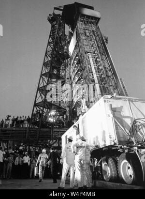 L Astronaut Gordon Cooper Jr fährt die Übertragung van in seinem silbernen Druck angepasst und mit Beifall von den Versammelten Pad 14 Mitarbeiter in Cape Canaveral, Florida, 15. Mai 1963 begrüßt. Mit freundlicher Genehmigung der Nationalen Luft- und Raumfahrtbehörde (NASA). () Stockfoto