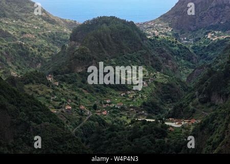 Luftaufnahme auf Faial County auf der portugiesischen Insel Madeira. Blick vom Aussichtspunkt Balcoes ich Ribeiro Frio Stockfoto