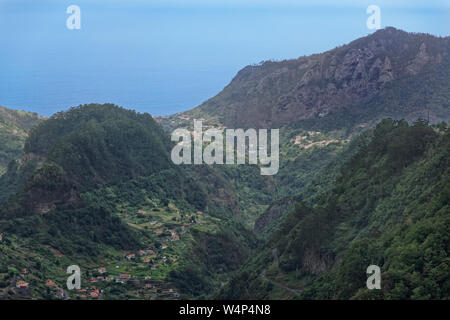 Luftaufnahme auf Hügeln in Faial County auf der portugiesischen Insel Madeira. Blick vom Aussichtspunkt Balcoes ich Ribeiro Frio Stockfoto