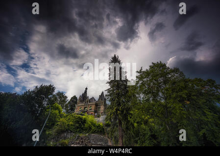 Low Angle Shot von Schloss Hünegg mit dunklen Wolken und Flecken von Blue Sky Stockfoto