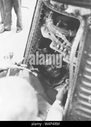 L Astronaut Gordon Cooper Jr sitzt in der Kapsel des Mercury Raumfahrzeug Glauben 7 Nach erfolgreicher 22 Orbit Mission, 16. Mai 1963. Mit freundlicher Genehmigung der Nationalen Luft- und Raumfahrtbehörde (NASA). () Stockfoto