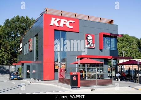 KFC Fastfood Restaurant in Spijkenisse, Niederlande. Kentucky Fried Chicken (KFC) ist der weltweit zweitgrösste Restaurant kette. Stockfoto