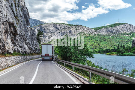 Lkw auf der Straße. Stockfoto