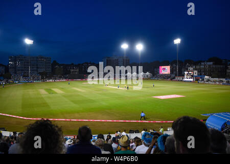 Hove, Sussex UK 24. Juli 2019 - Die Sussex Fans genießen die Vitalität Blast Gruppe Süd Übereinstimmung zwischen Sussex Haie und Hampshire an der 1. zentralen County Boden in Hove. Foto: Simon Dack/Alamy leben Nachrichten Stockfoto