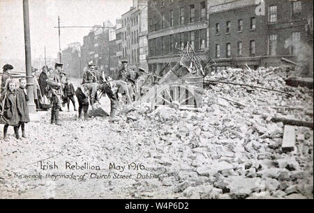 Osteraufstand in Dublin, 24.-29. April 1916. Britische Soldaten klar, bis die Trümmer Stockfoto