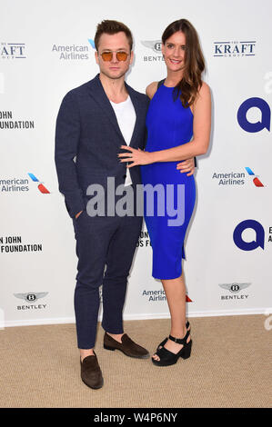 Taron Egerton und Emily Thomas an der Elton John AIDS Foundation Hochsommer Party bei Jean Pigozzi's Villa Dorane, Antibes, Frankreich. Stockfoto