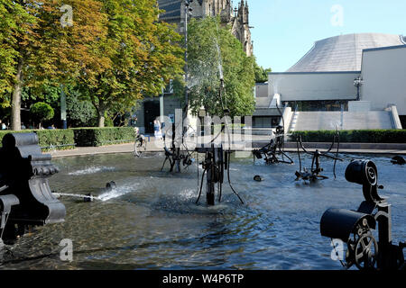 Ein Blick auf die von Tinguely Brunnen und Theater Basel, Schweiz Stockfoto