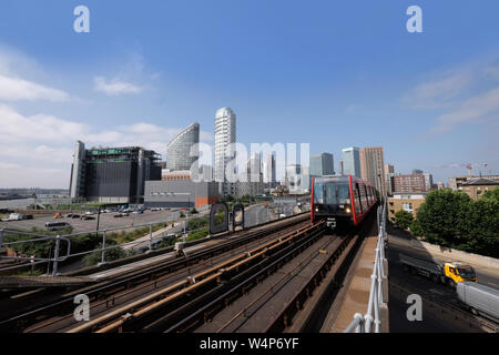 London, Vereinigtes Königreich, 6. Juli 2019: Canary Wharf Skyline von Tower Hamlets, DLR die Docklands Light Railway Bahn im Vordergrund auf Sommer Tag gesehen, Log Stockfoto