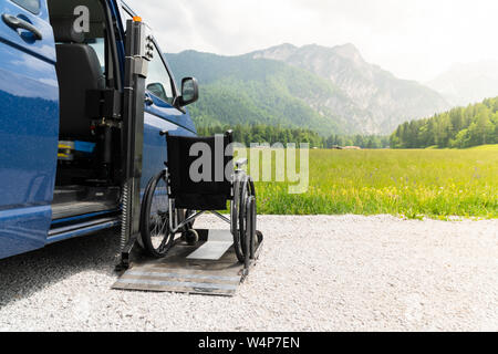 Schwarzer elektrischer Aufzug Spezialinstitut für Menschen mit Behinderungen. Leeren Rollstuhl auf einer Rampe mit der Natur und die Berge im Rücken Stockfoto