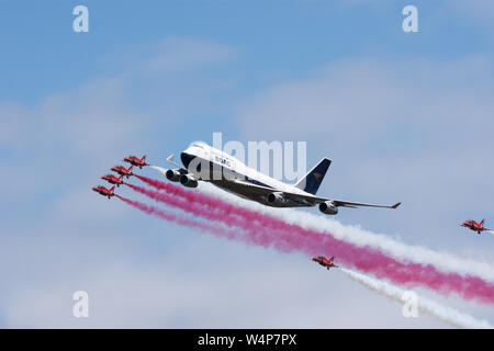 RAF Red Arrows und British Airways Boeing 747 RIAT Fairford 2019 Stockfoto