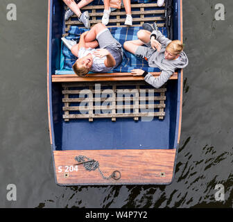 UK, Cambridge - August 2018: die Jungen, die auf der Suche und Winkend aus einem Punt auf dem Fluss Cam Stockfoto