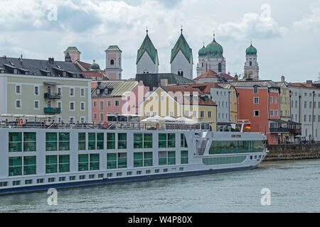 Türme von (von links nach rechts), Kloster St. Michael Kirche Heiligkreuz, (Kloster Niedernburg) und St. Stephen's Cathedral, Passau, Niederbayern, Deutschland Stockfoto