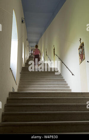 Kreuzgang der Wallfahrtskirche Mariahilf, Passau, Niederbayern, Deutschland Stockfoto