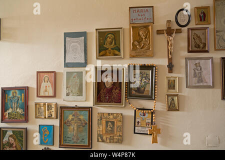 Bilder an der Wand, Kreuzgang der Wallfahrtskirche Mariahilf, Passau, Niederbayern, Deutschland Stockfoto