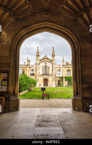 UK, Cambridge - August 2018: Corpus Christi College in durch den Haupteingang Stockfoto