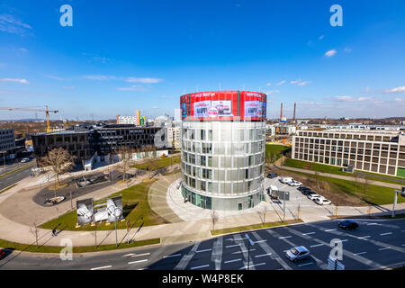 Die neue Unternehmenszentrale der Funke Media Group in Essen, Berliner Platz, rechts die Media Tower, Medienhaus 2, mit großen Video anzeige b Stockfoto