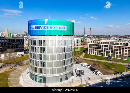 Die neue Unternehmenszentrale der Funke Media Group in Essen, Berliner Platz, rechts die Media Tower, Medienhaus 2, mit großen Video anzeige b Stockfoto