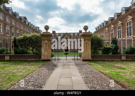 UK, Cambridge - August 2018: UK, Cambridge - August 2018: Schmiedeeiserne Tore zu den wichtigsten Hof in St. Catherine's College Stockfoto