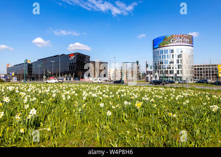 Die neue Unternehmenszentrale der Funke Media Group in Essen, Berliner Platz, rechts die Media Tower, Medienhaus 2, mit großen Video anzeige b Stockfoto