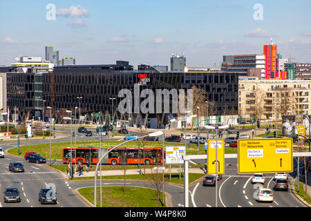 Die neue Unternehmenszentrale der Funke Media Group in Essen, Berliner Platz, rechts die Media Tower, Medienhaus 2, mit großen Video anzeige b Stockfoto