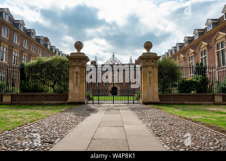 UK, Cambridge - August 2018: UK, Cambridge - August 2018: Schmiedeeiserne Tore zu den wichtigsten Hof in St. Catherine's College Stockfoto